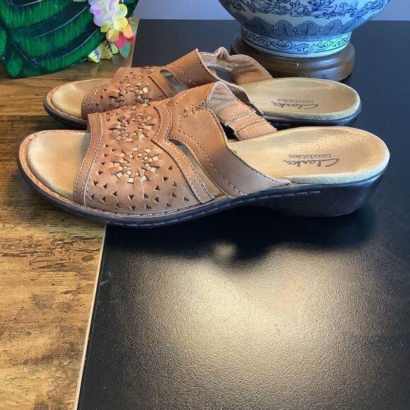 Clarks Bendable Leather Sandals - Picture 4 of 6